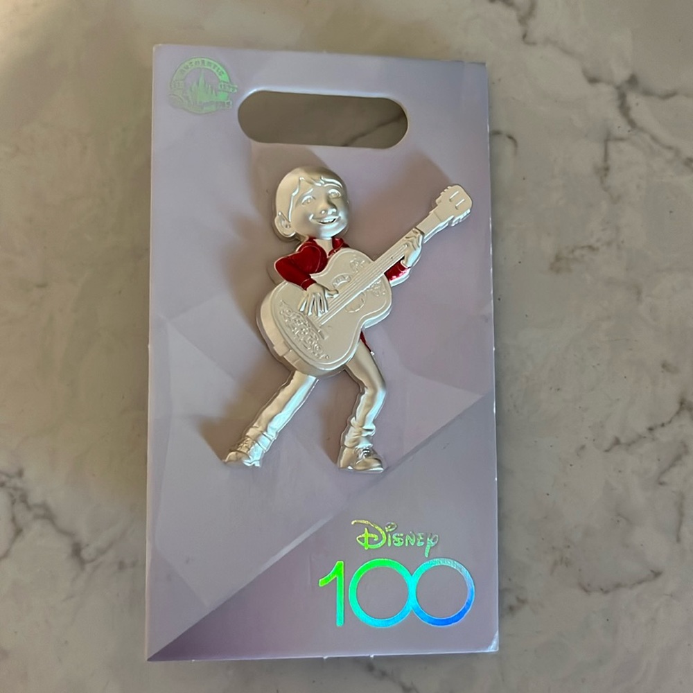 Disney coco 100 pin brand new